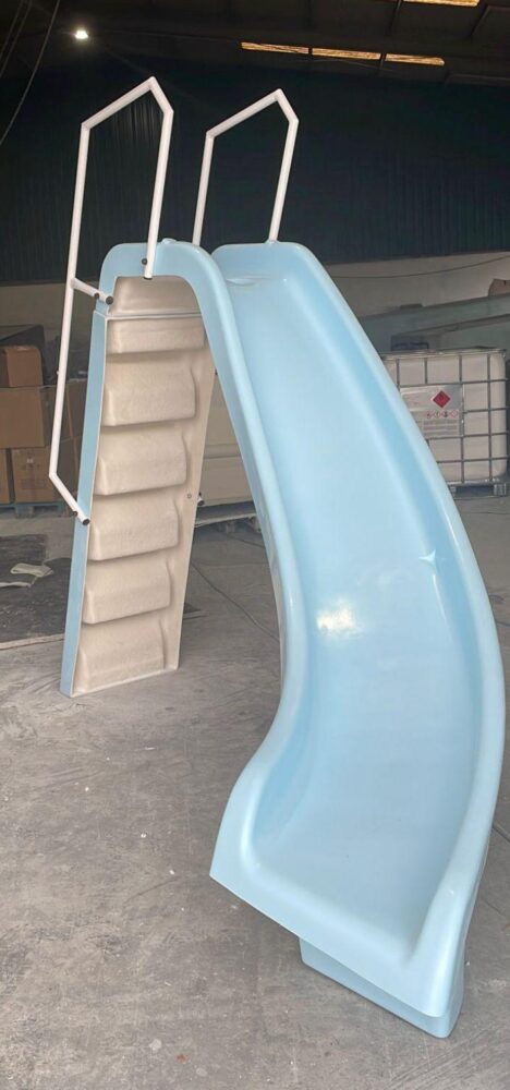 ESCORREGAS PARA PISCINA EM POLIÉSTER REFORÇADO 2