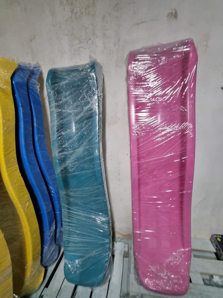 ESCORREGAS PARA PISCINA EM POLIÉSTER REFORÇADO 7