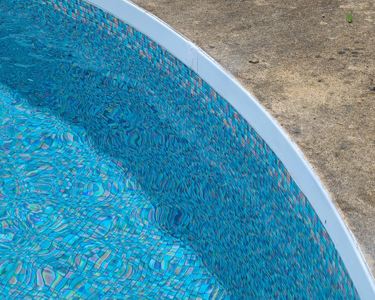 PISCINA OVAL AZURO COM DECORAÇÃO EM MADEIRA 7,3 X 3,7 X 1,2 M 4